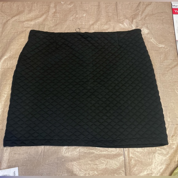GB fashion London quilted black skirt women's size Large - Picture 2 of 3